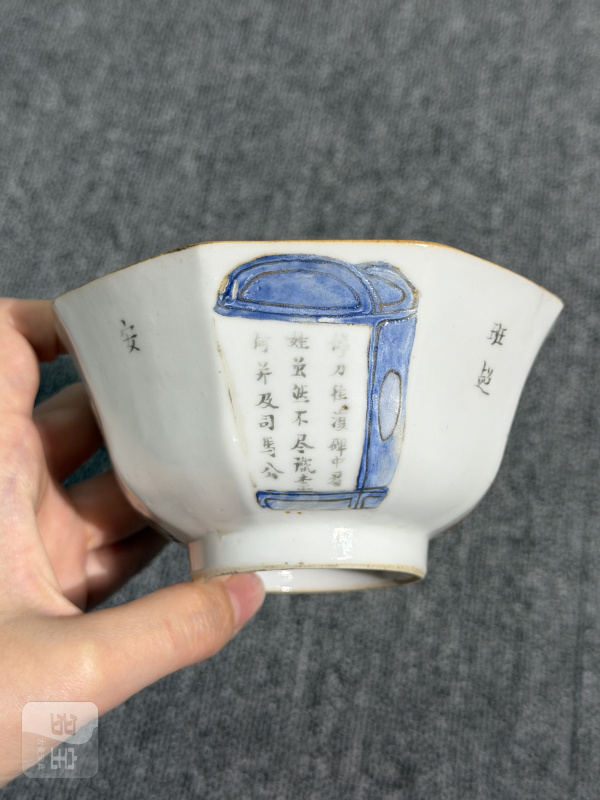 清同治粉彩无双谱人物诗文八方碗 - 图5
